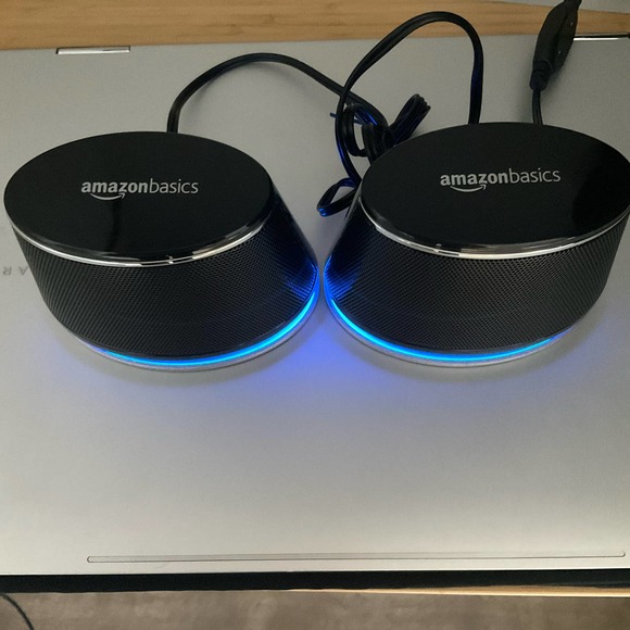 Amazon Basics USB Plug-n-Play Computer Speakers for PC or Laptop - Picture 6 of 7